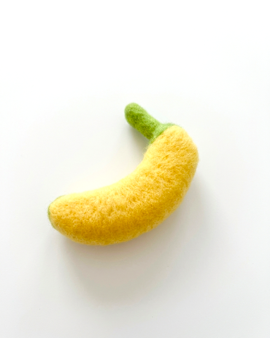 Needle felted banana magnet made from natural wool, 7 cm kitchen fridge decor