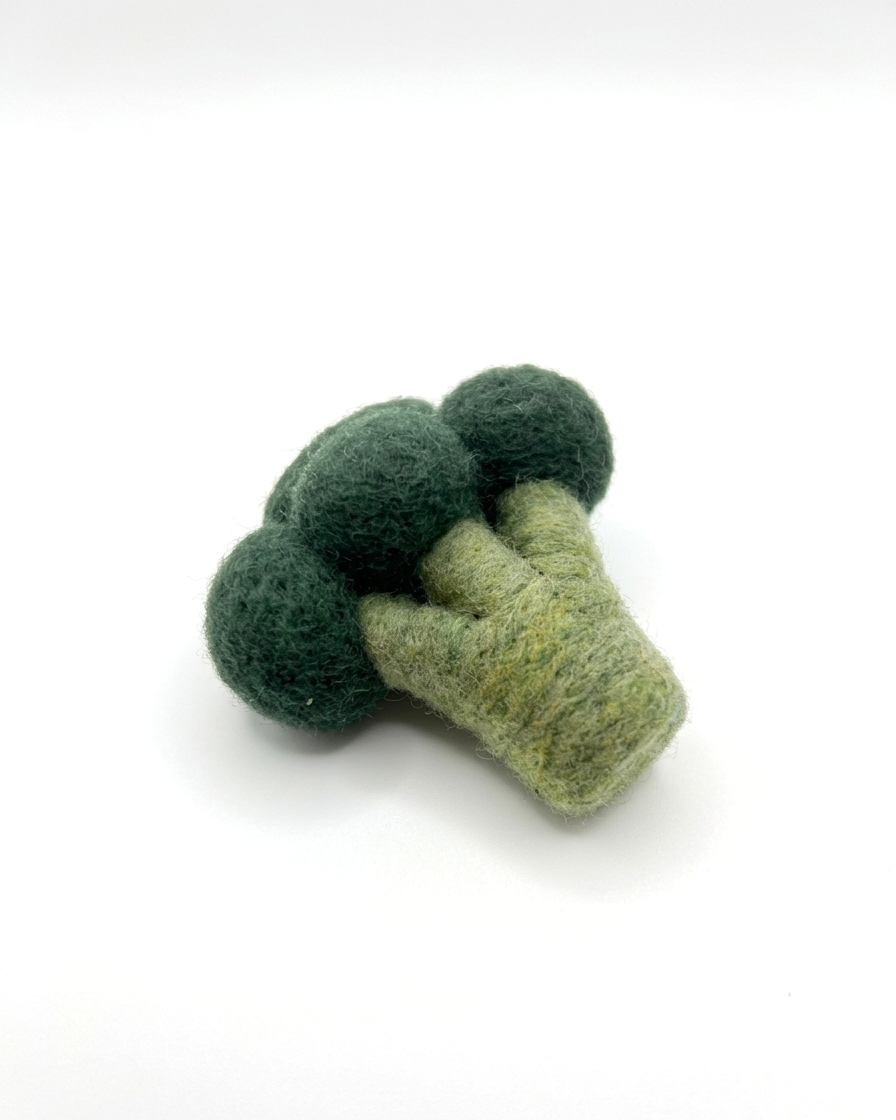 Handmade wool felt broccoli fridge magnet, needle felted green vegetable decor, 5.5 cm kitchen refrigerator magnet