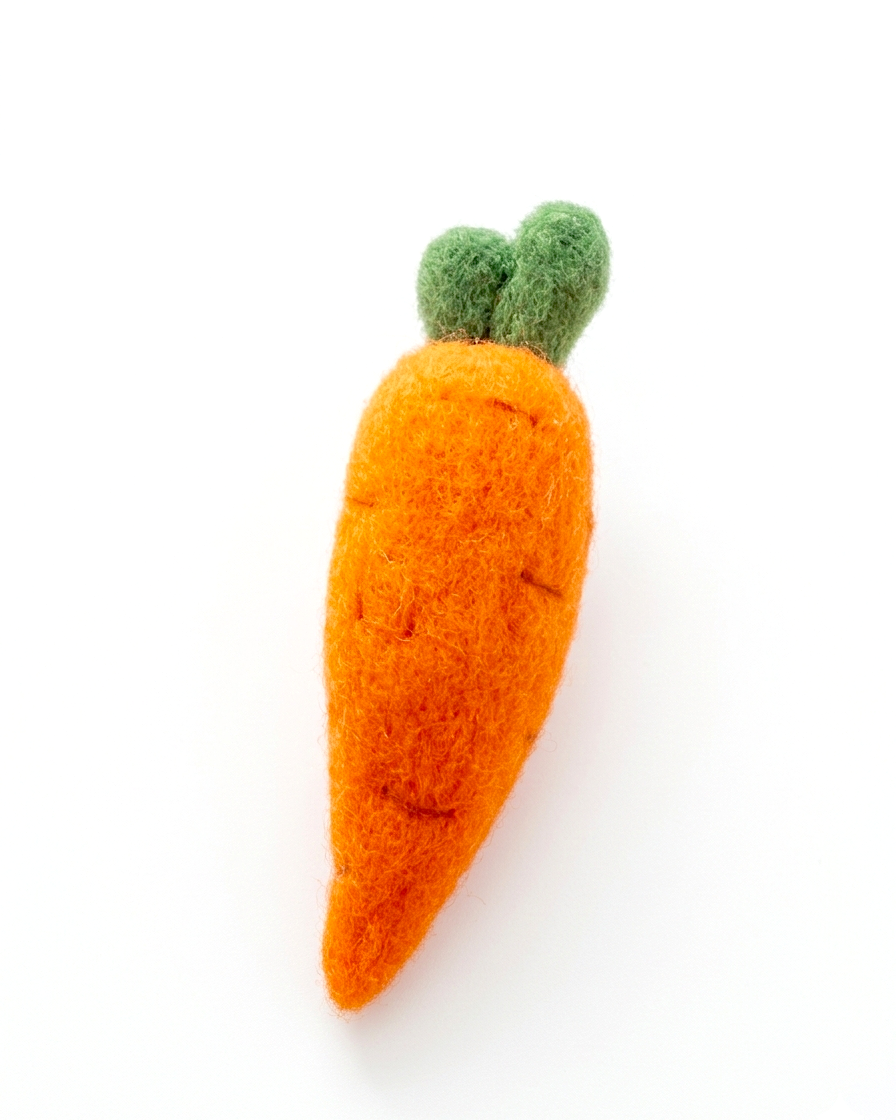 Wool felt carrot refrigerator magnet, handmade orange vegetable kitchen decor, 7 cm size