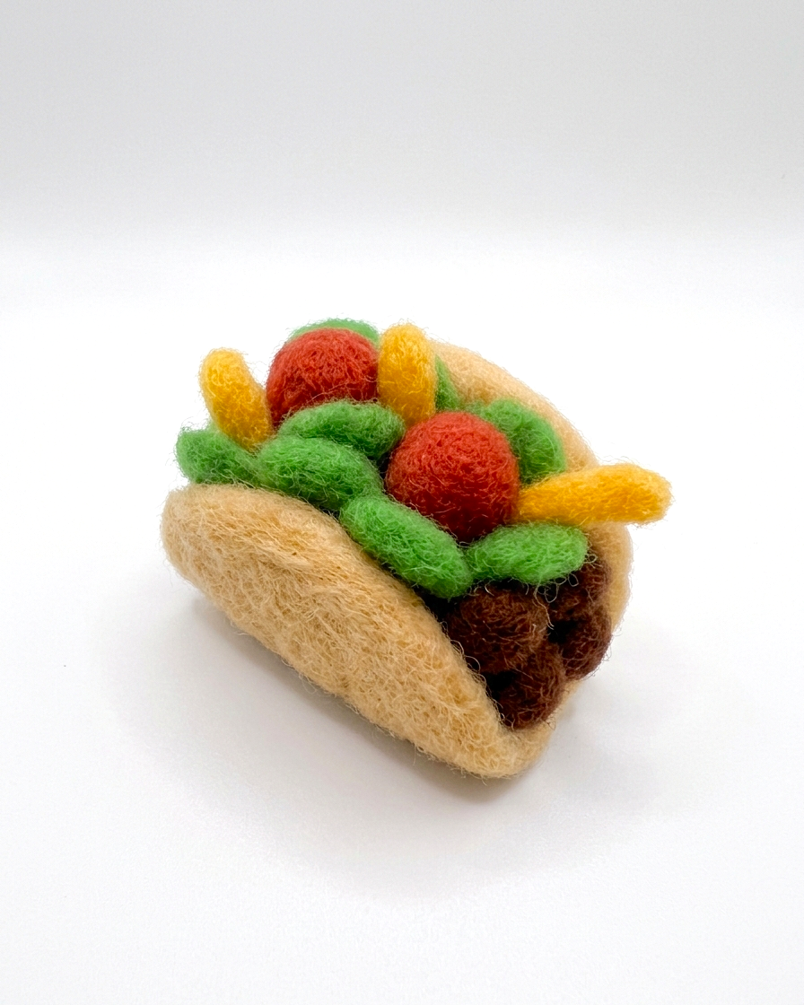 Needle felted beef taco magnet made from natural wool, 5 cm kitchen fridge decor